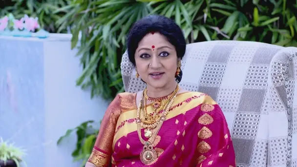 Akhila gifts the winners a beautiful saree - Paaru Saree Contest