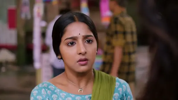 A Disguised Raja Reads Sneha's Fortune - Annapurnar Lokkhira
