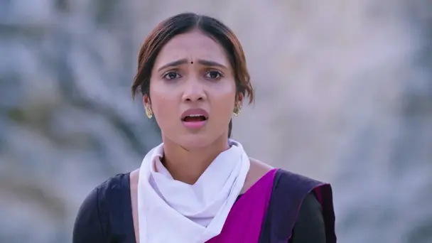 Vijaya Attempts to Push Shravani off a Cliff