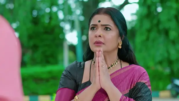 Bhuvaneshwari Lovingly Serves a Meal to Karna