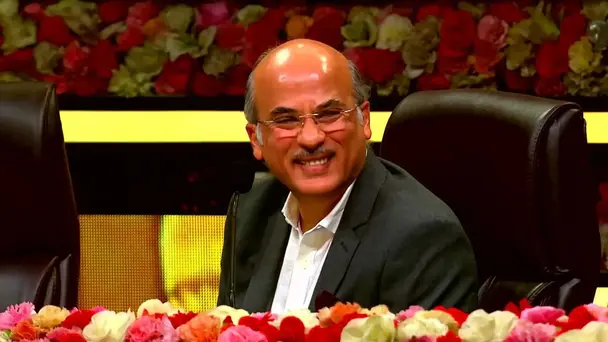 Suraj Barjatya and the Team of Dono on the Show