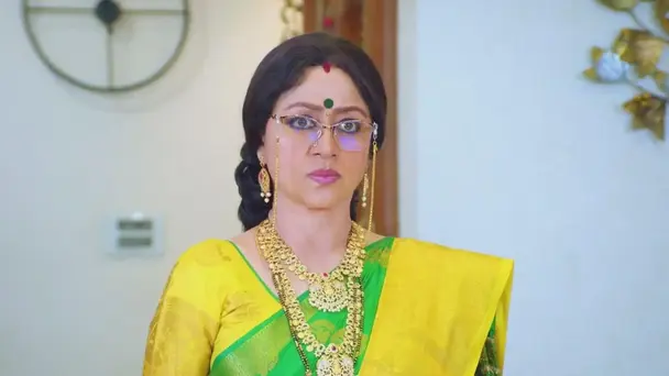 Ratnaveni Puts on an Act in front of Hanumanth