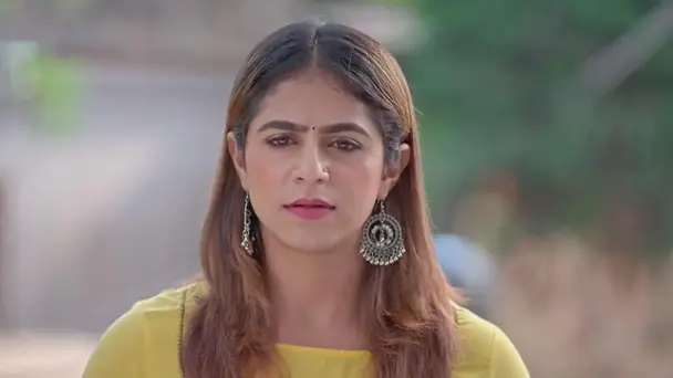 Navya Shows the Diary to Saniya