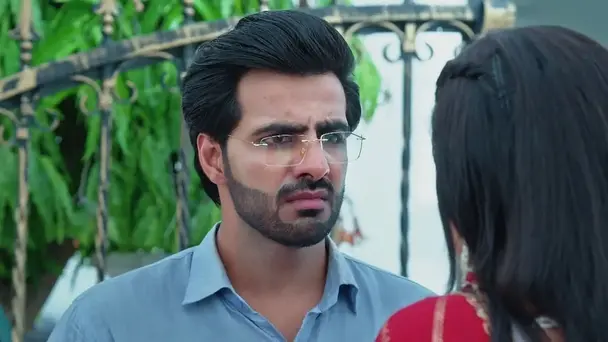 A Bangle Seller Helps Shivika