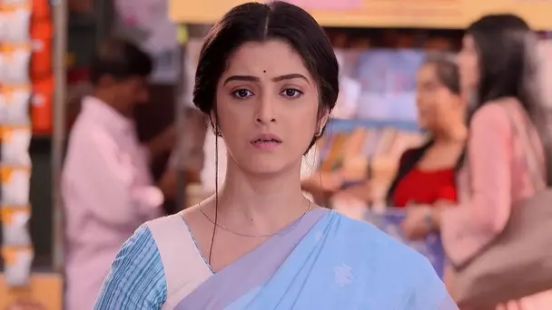 A Few Goons Steal Shyamoli's Belongings