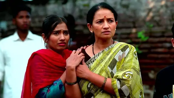 Natwar and Saloni Stay at the Wada