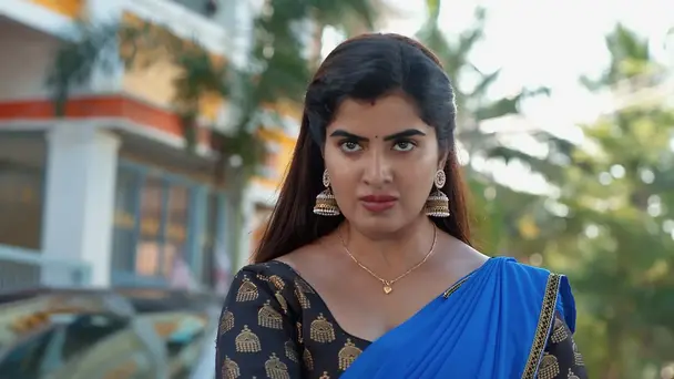 Ezhil Learns about Manohari's Treachery