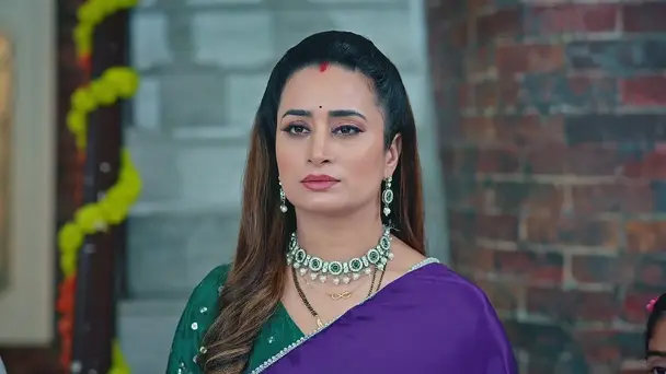 Neelam Suggests that Ridhi Swapped the Attire