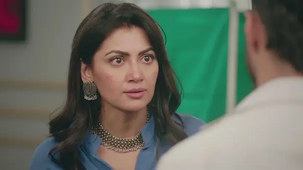 Bhavani Comes in front of Ranveer's Car