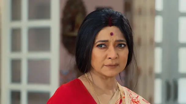 Sabyasachi Embraces Moyna and Roddur