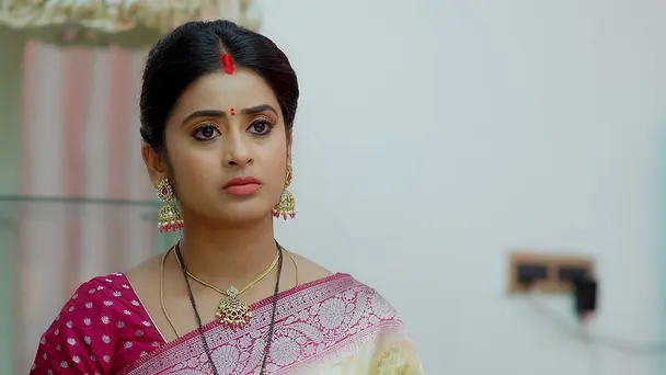 Devayani Pulls off Manisha’s Mangalsutram