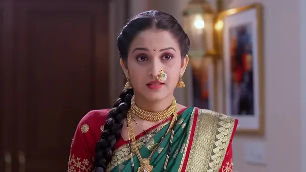 Meera Applies Ubtan to Atharva