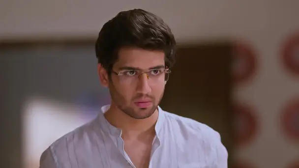 Atharva Gives Meera a Gift