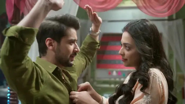 Latika Puts Jeetu in a Difficult Situation
