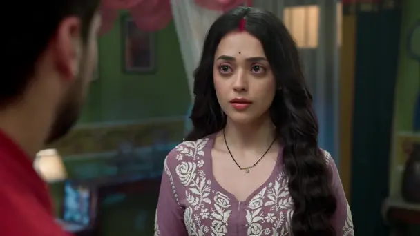 Jeetu Saves Latika from Being Captured