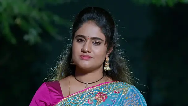 Jagadhatri Teaches a Lesson to Teenage Boys