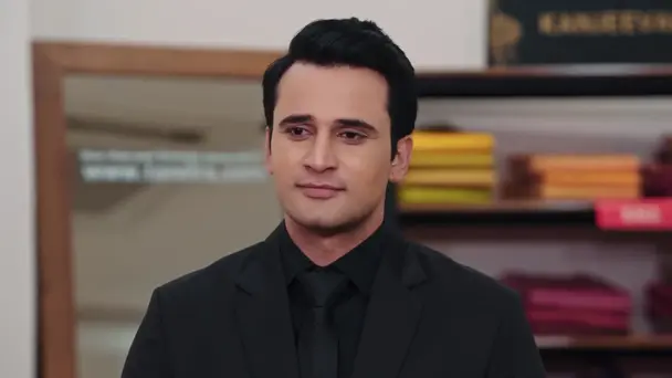 Veer Sees Radhika in the Mall