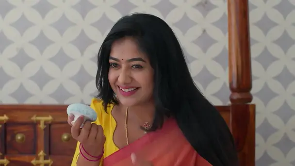 Rajalakshmi Gives the Inscription to Rajaram