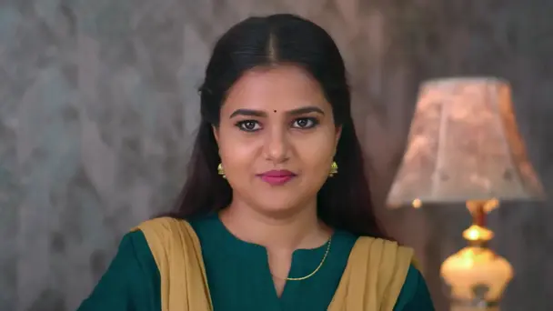 Divakaran Locks Indhu in the Room