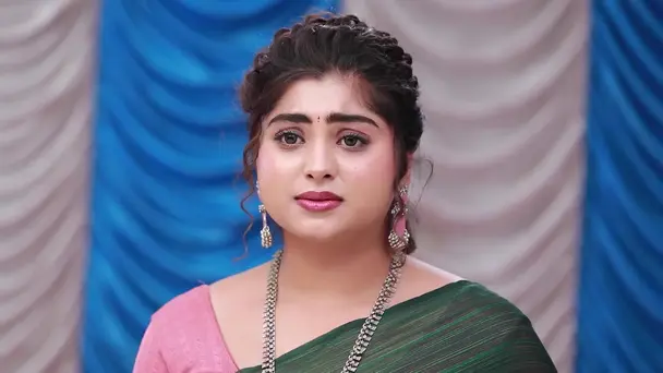 Jayarani Receives the Award from Janakambal