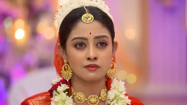 Rayan Applies Vermilion to Parul's Forehead