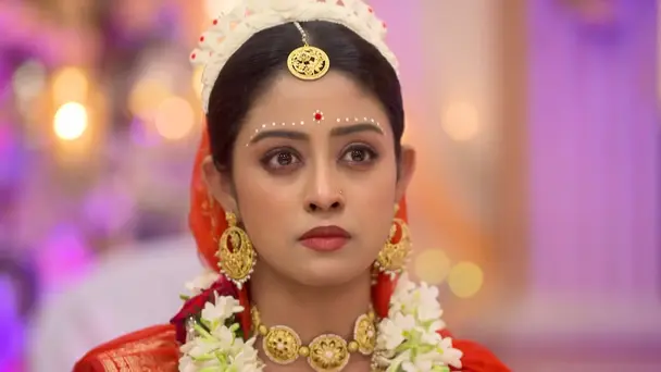 Rayan Applies Vermilion to Parul's Forehead