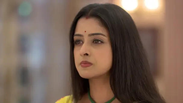 Chandrabati Gives Ritwik's Wedding Card to Ashutosh