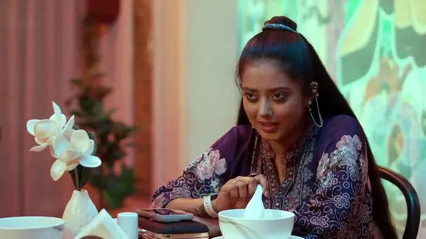 Bhanu Hits Uji in the Head