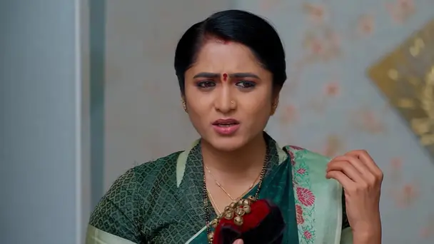 Gagan Gives Shobha Chandra's Anklets to Bhoomi