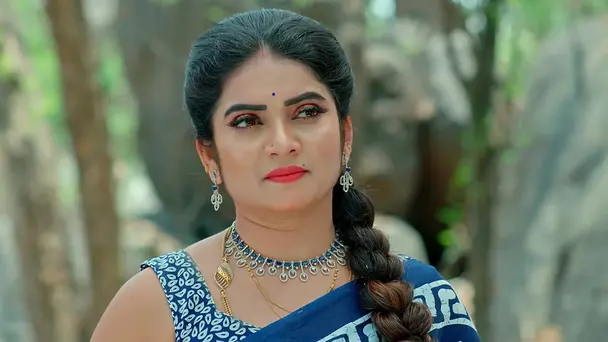 Gundamma Protects Pallavi from the Goons