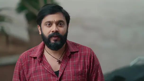 Giri's Arrival Makes Padmanabhan Uneasy - Valyettan
