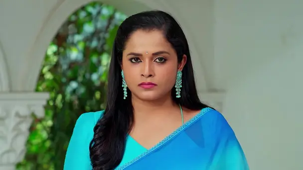 Amarendra Stops Manohari from Throwing Arundhati's Photo