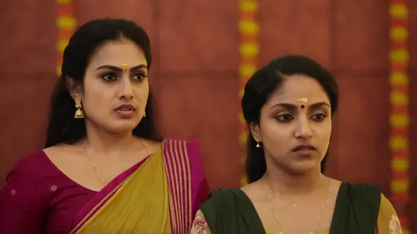 Parvathi Gives 'Dakshina' to Giri