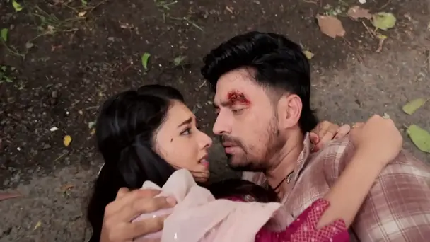 Shaon Tends to a Wounded Shubho - Saat Pake Bandha