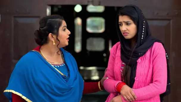 A playful Zarina scares Jaffar at night - Tu Patang Main Dor