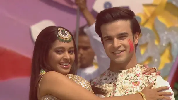 Performances by the Luthra family's friends - Rang Malang