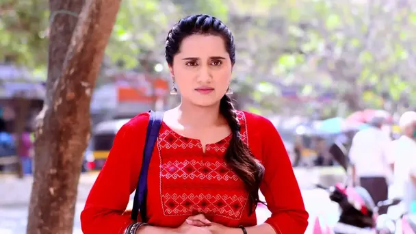 Naina witnesses her father being bullied - Akhiyan Udeek Diyan