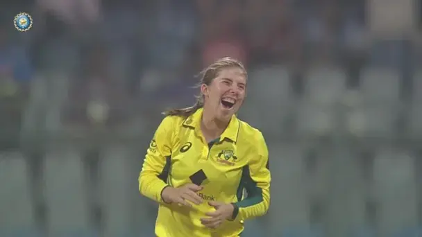 Out! Wareham Tricks Harmanpreet