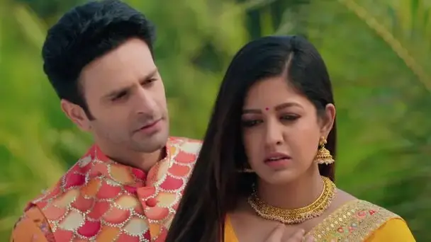 Anurag gifts Kajol a necklace