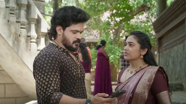 Revathy Finds Beeran's Mobile