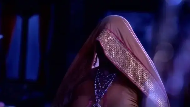 The mysterious veiled woman