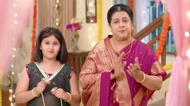 Sumitra Clashes with Aishwarya