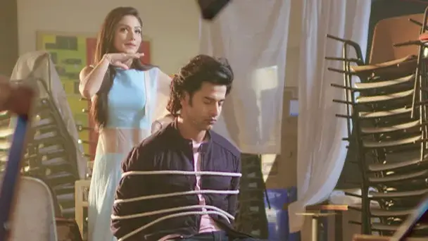 Roop falls prey to Ishika's plan