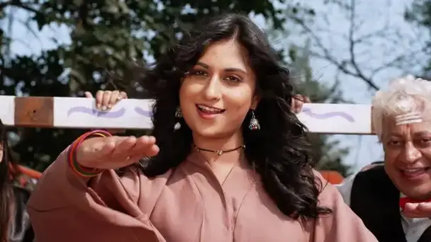 Saavi stands against the groom