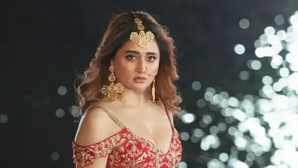 Vishaka stabs Pranitha!