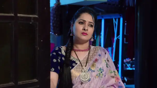 Ambika Steals Srivalli's Money