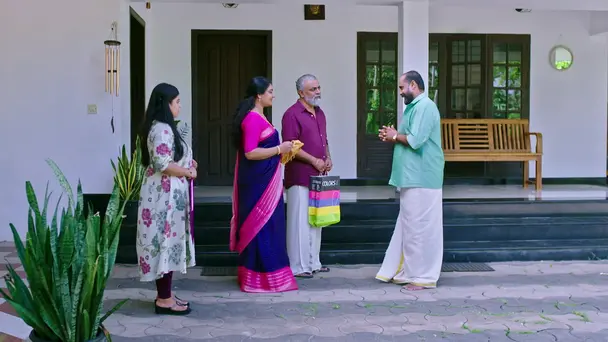 Achuthan Blocks Gomathi's Entry