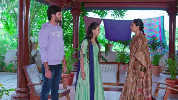 Vicky, Mounika Rebuke Mangala