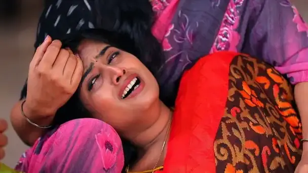 Bhuvana gets stabbed with a knife