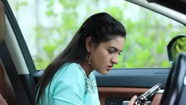 Bhuvi notices the gun!